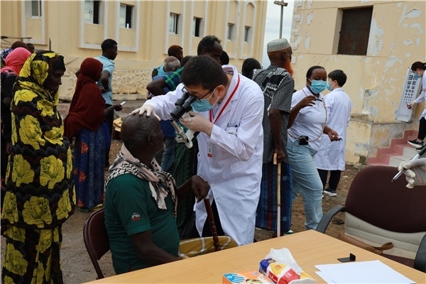 在義診現(xiàn)場，中國醫(yī)生與當(dāng)?shù)鼐用窈嫌傲裟睿继猁}業(yè)投資公司供圖