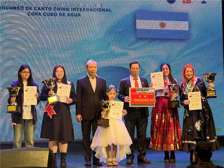 圖為中國駐阿根廷大使王衛(wèi)、阿根廷華文教育基金會會長劉芳勇為五名“金獎”選手頒獎（阿根廷拉普拉塔國立大學(xué)孔子學(xué)院供圖）