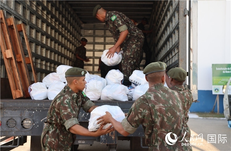 里約加利昂空軍基地，軍人在將捐贈(zèng)物資裝車。人民網(wǎng)記者 時(shí)元皓攝