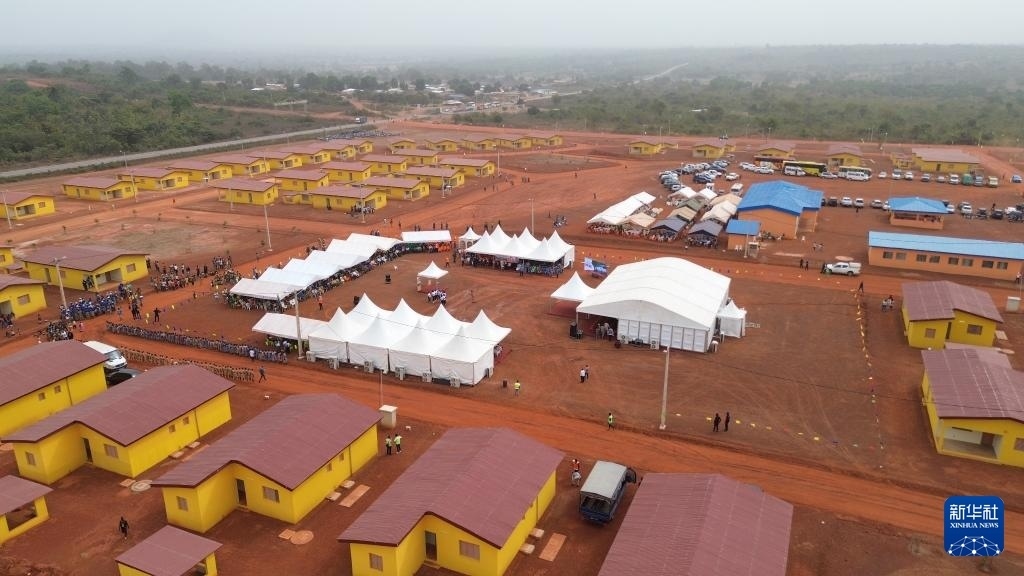 這是2023年12月16日在科特迪瓦北部城鎮(zhèn)費(fèi)爾凱塞杜古以北拍攝的旱港移民新村（無人機(jī)照片）。新華社發(fā)（中成股份科特迪瓦分公司供圖）