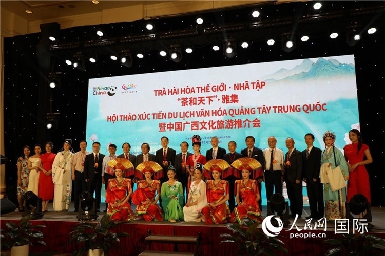 中越兩國嘉賓合影留念。人民網(wǎng)記者楊曄攝