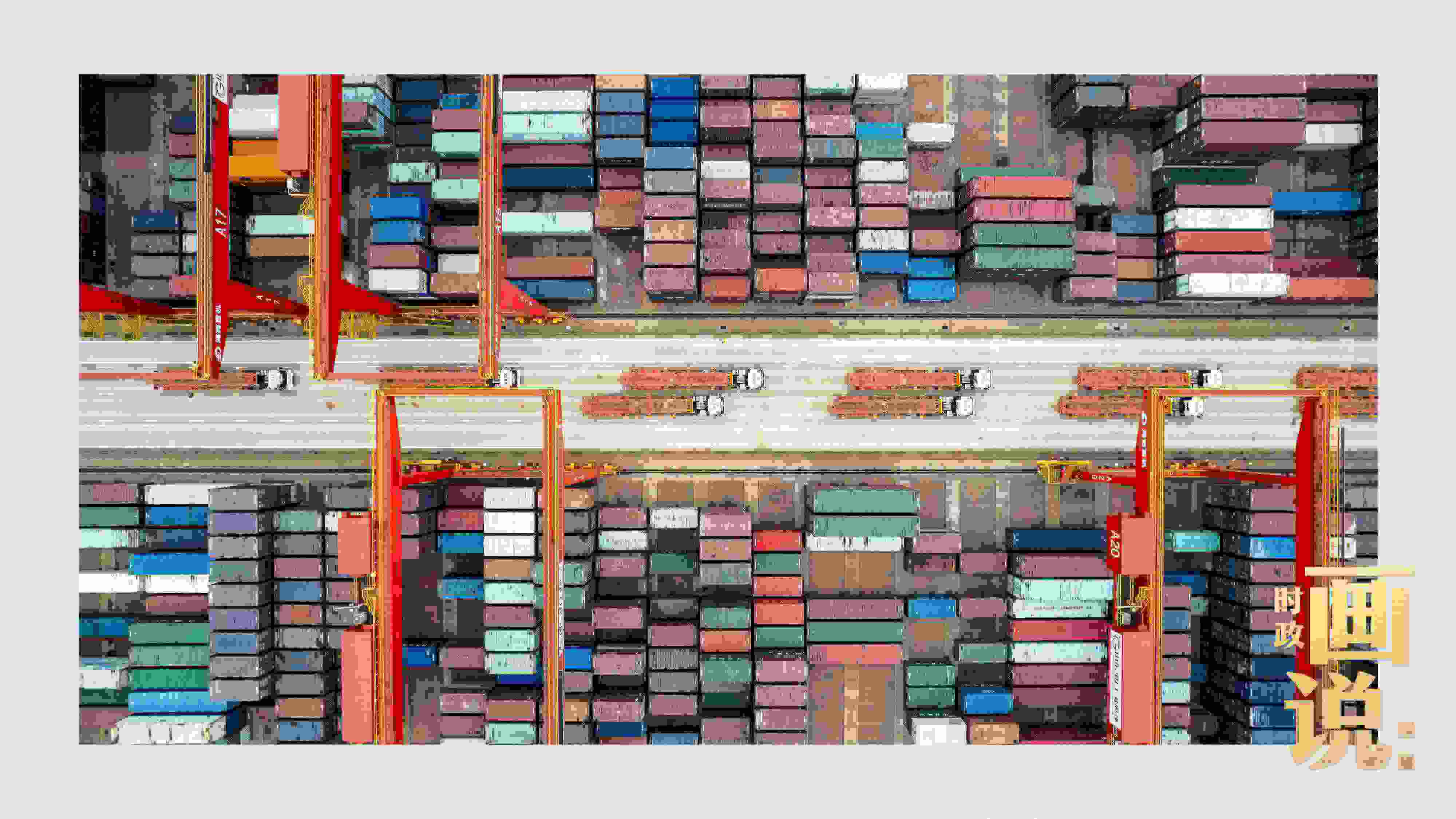 △相比于傳統(tǒng)碼頭，智慧、綠色的全自動(dòng)化集裝箱碼頭單機(jī)效率可提升50%，綜合成本降低70％，人力成本下降80%，每年可削減碳排放9720噸。