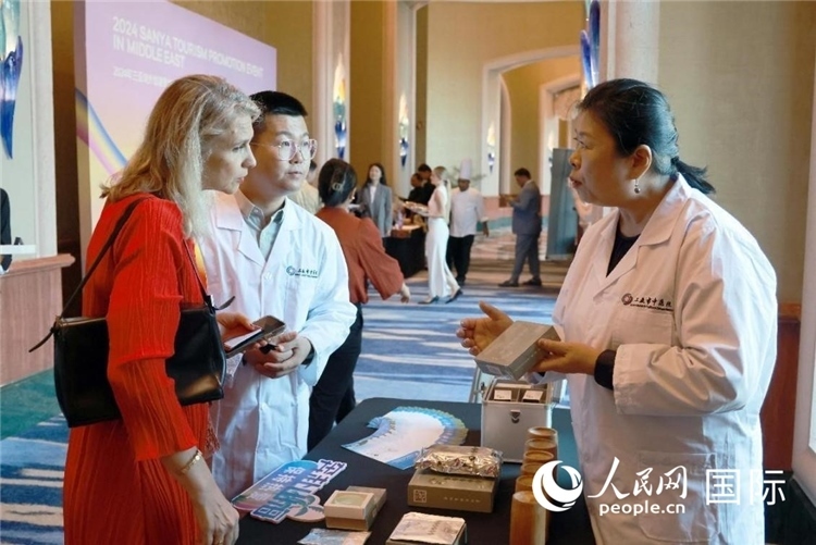 三亞市中醫(yī)院代表向來賓介紹中醫(yī)。人民網(wǎng)記者管克江攝