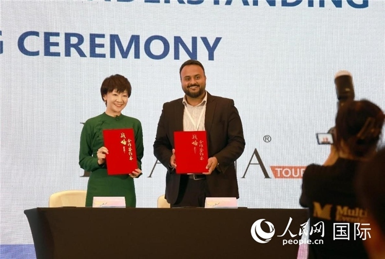 三亞與迪拜當?shù)芈眯猩绾炇鸷献鲄f(xié)議。人民網(wǎng)記者管克江攝