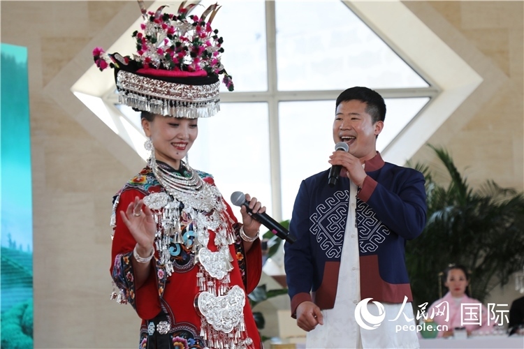 2、來自湖北的歌唱家演唱民族歌曲。 人民網(wǎng)記者 李志偉攝