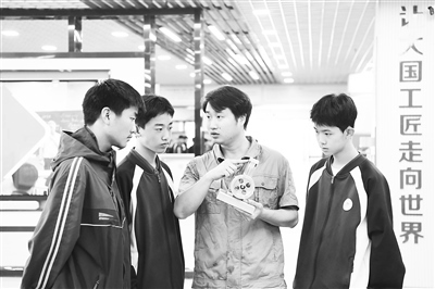 職業(yè)院校教師為數(shù)控技術(shù)應(yīng)用專業(yè)學(xué)生授課。 新華社記者 王全超攝