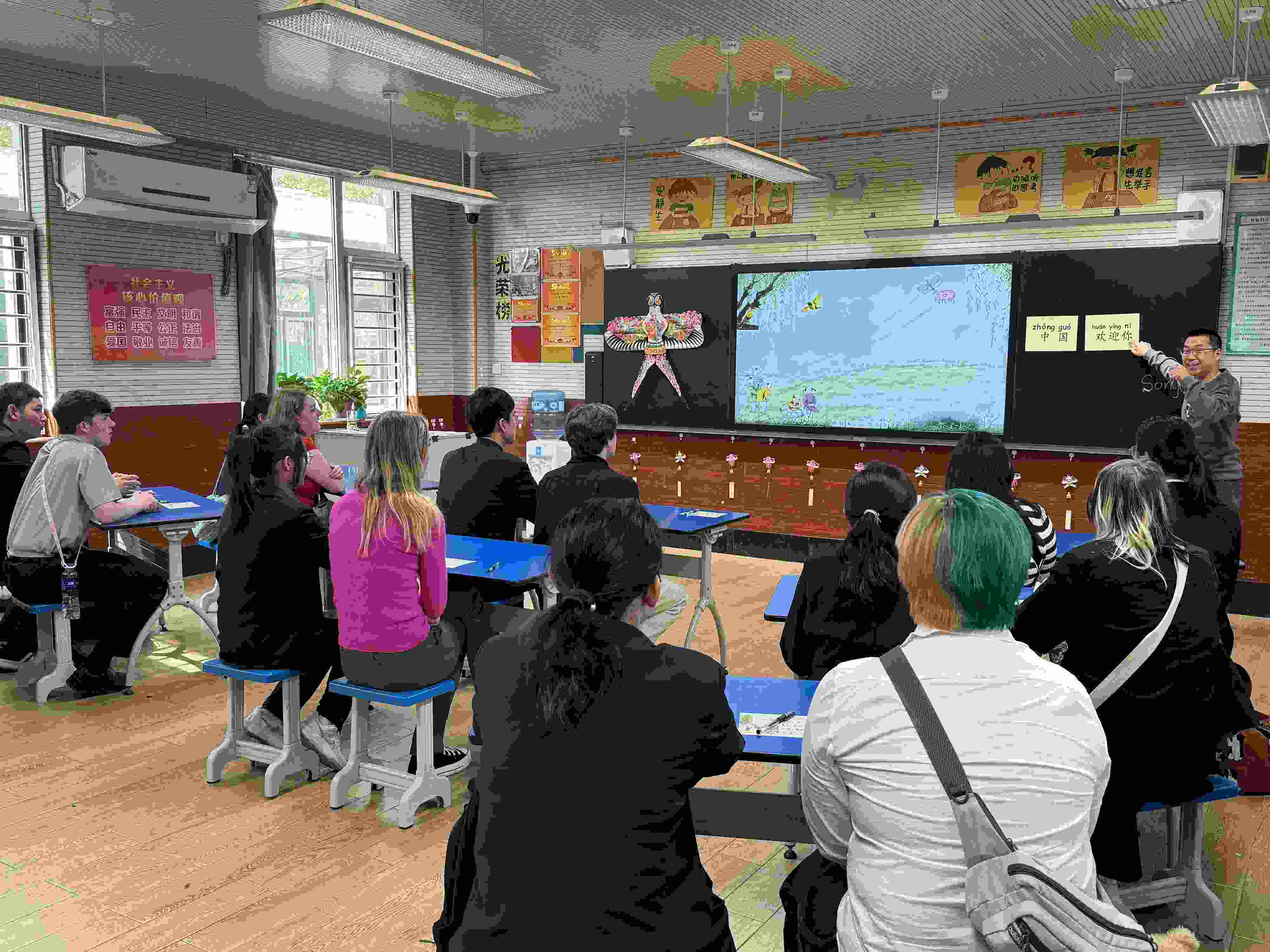 2024年4月20日，美國艾奧瓦州馬斯卡廷高中“友誼傳承”研學團來到石家莊外國語學校，中美學生同上一節(jié)中文課。