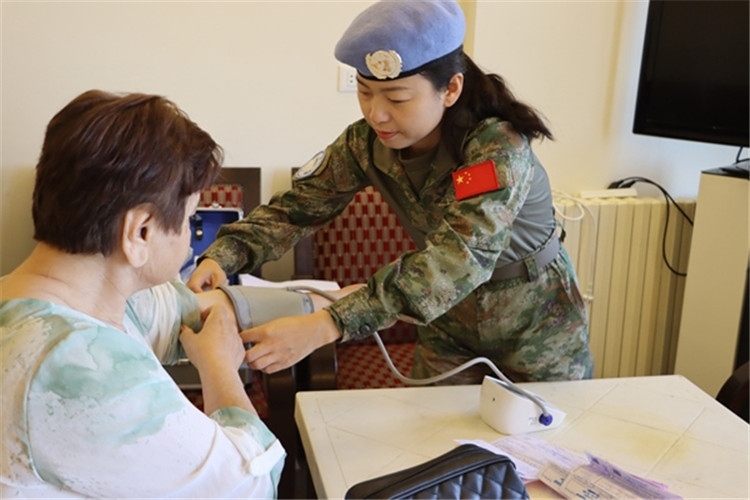 【1】 醫(yī)療分隊(duì)隊(duì)員為當(dāng)?shù)鼗颊邷y量血壓。曾德樂攝