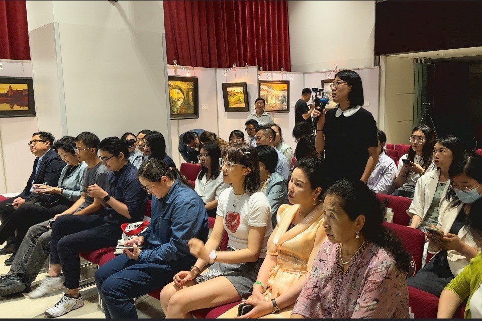 參會(huì)記者現(xiàn)場(chǎng)提問(wèn)。