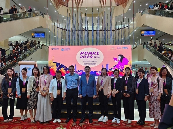 5月24日，在吉隆坡國際書展期間舉辦的中馬贈書儀式。中國圖書進出口（集團）有限公司供圖