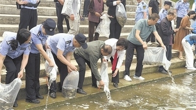 庭審后開展增殖放流。