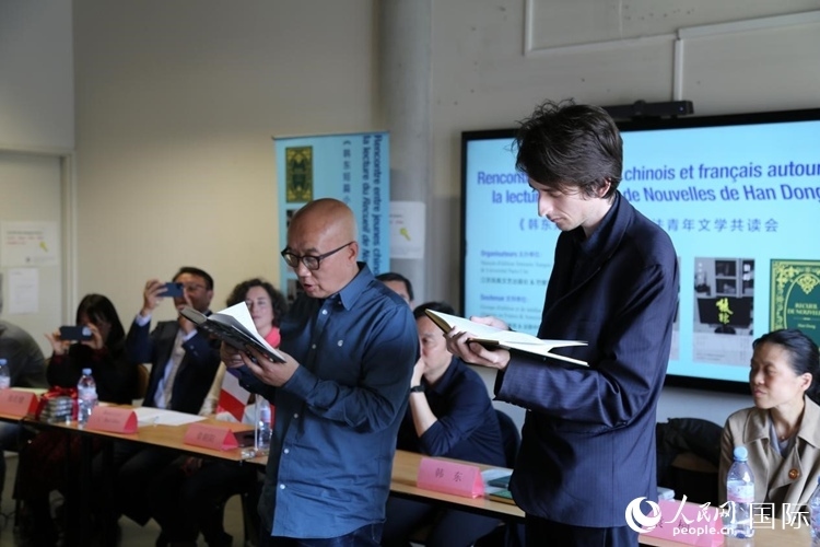 法國(guó)學(xué)子與作家韓東共讀小說(shuō)選段。人民網(wǎng)記者 于超凡攝