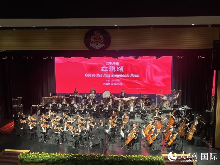 聯(lián)合音樂會現(xiàn)場演奏交響序曲《紅旗頌》。人民網(wǎng)記者 張矜若攝