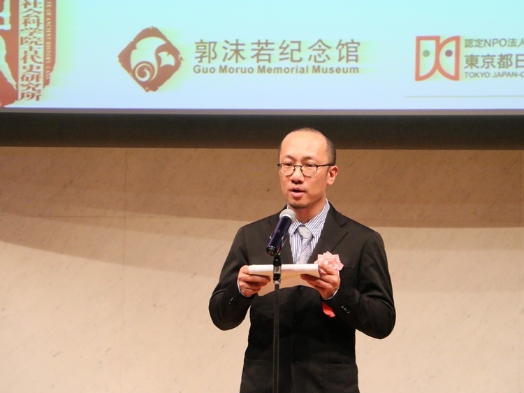 郭沫若紀(jì)念館副館長(zhǎng)梁雪松代讀致辭。人民網(wǎng) 許可攝