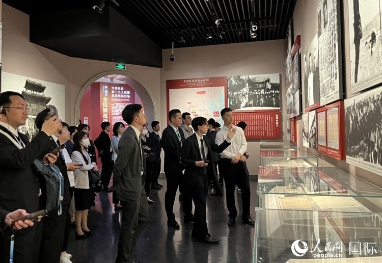 創(chuàng)價學(xué)會青年代表團成員在中國人民抗日戰(zhàn)爭紀(jì)念館參觀。人民網(wǎng)記者 陳思攝