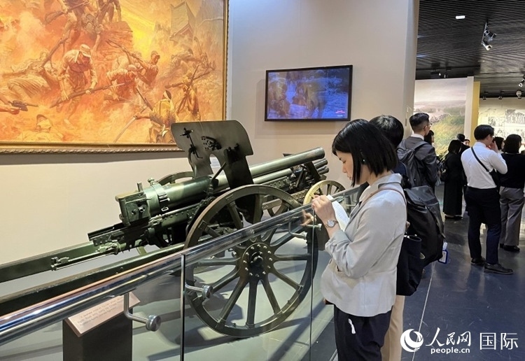 創(chuàng)價學(xué)會青年代表團成員在中國人民抗日戰(zhàn)爭紀(jì)念館參觀。人民網(wǎng)記者 陳思攝