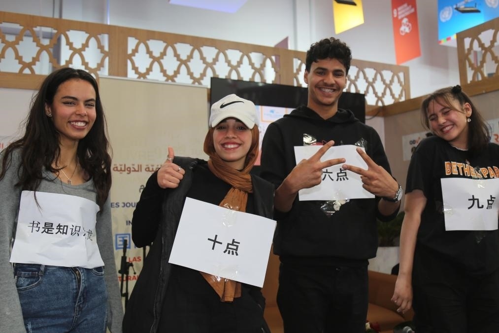 2024年4月24日，突尼斯高中生在首都突尼斯市舉辦的突尼斯國際書展上表演漢語節(jié)目。新華社發(fā)（阿代爾攝）