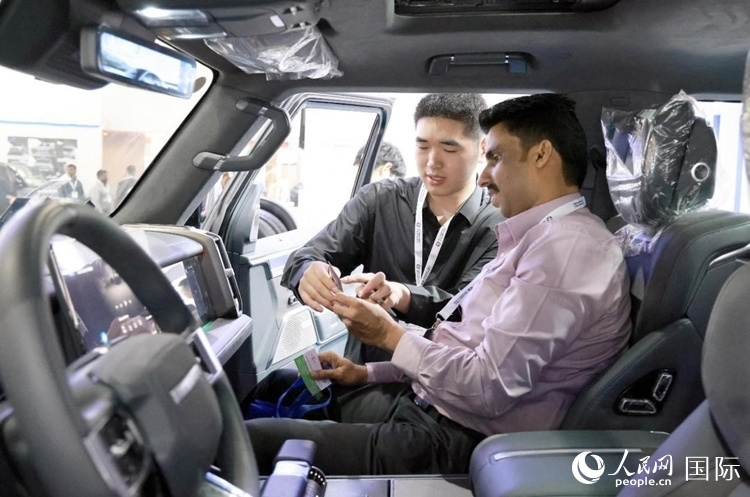 客戶在了解中國(guó)產(chǎn)汽車(chē)。人民網(wǎng)記者 管克江攝