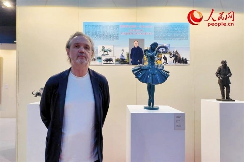 俄羅斯人民藝術(shù)家、俄羅斯美協(xié)主席安德烈·科瓦爾丘克正在接受人民網(wǎng)的采訪。人民網(wǎng)記者 劉微攝