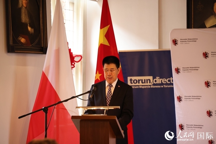 :孫霖江大使在開(kāi)幕式現(xiàn)場(chǎng)致辭。人民網(wǎng)記者 禹麗敏攝