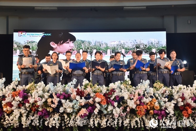 邦板牙省警察局學(xué)員在結(jié)業(yè)典禮上表演合唱。人民網(wǎng)記者 樊帆攝