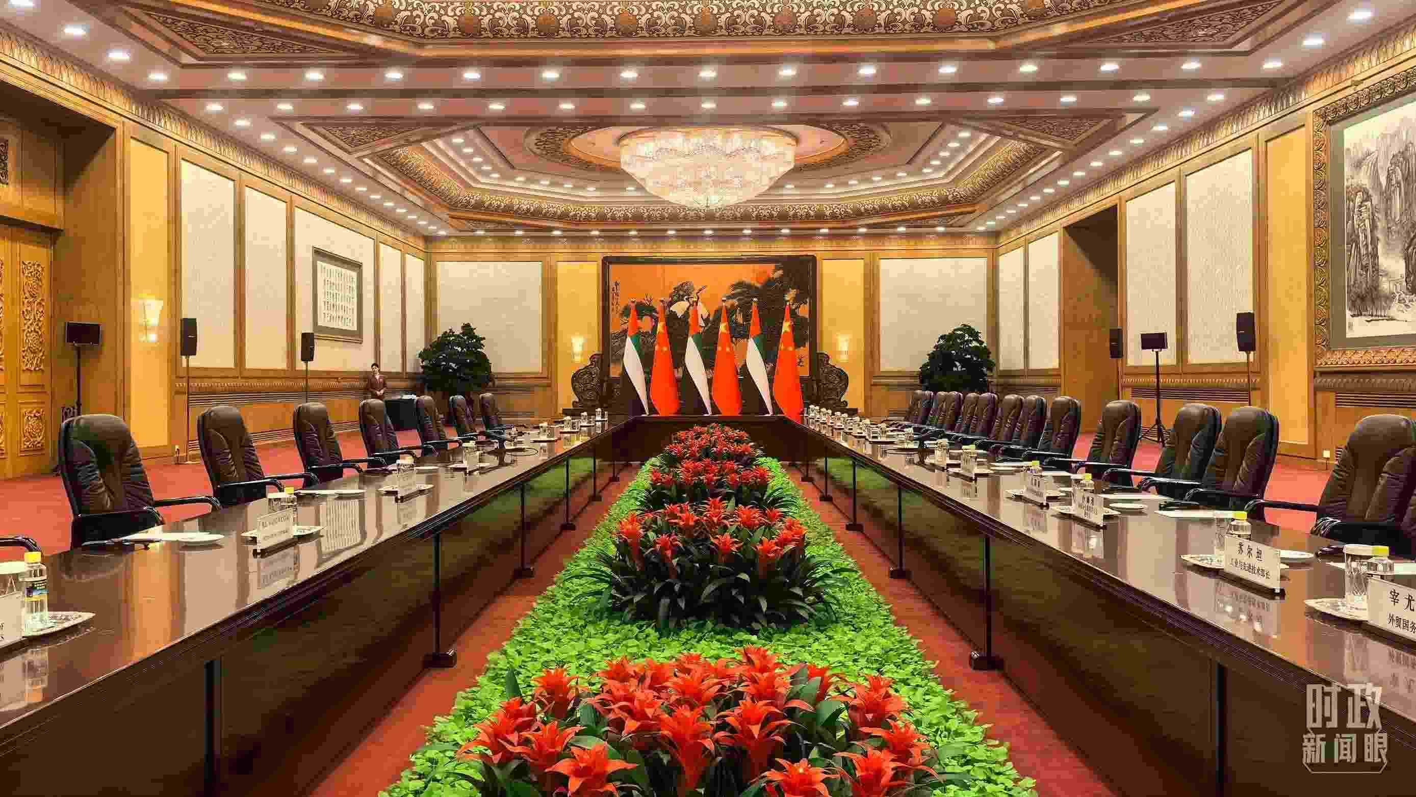 △5月30日下午，習近平主席同阿聯(lián)酋總統(tǒng)穆罕默德會談。這是會談開始前的現(xiàn)場。（總臺央視記者鄂介甫拍攝）