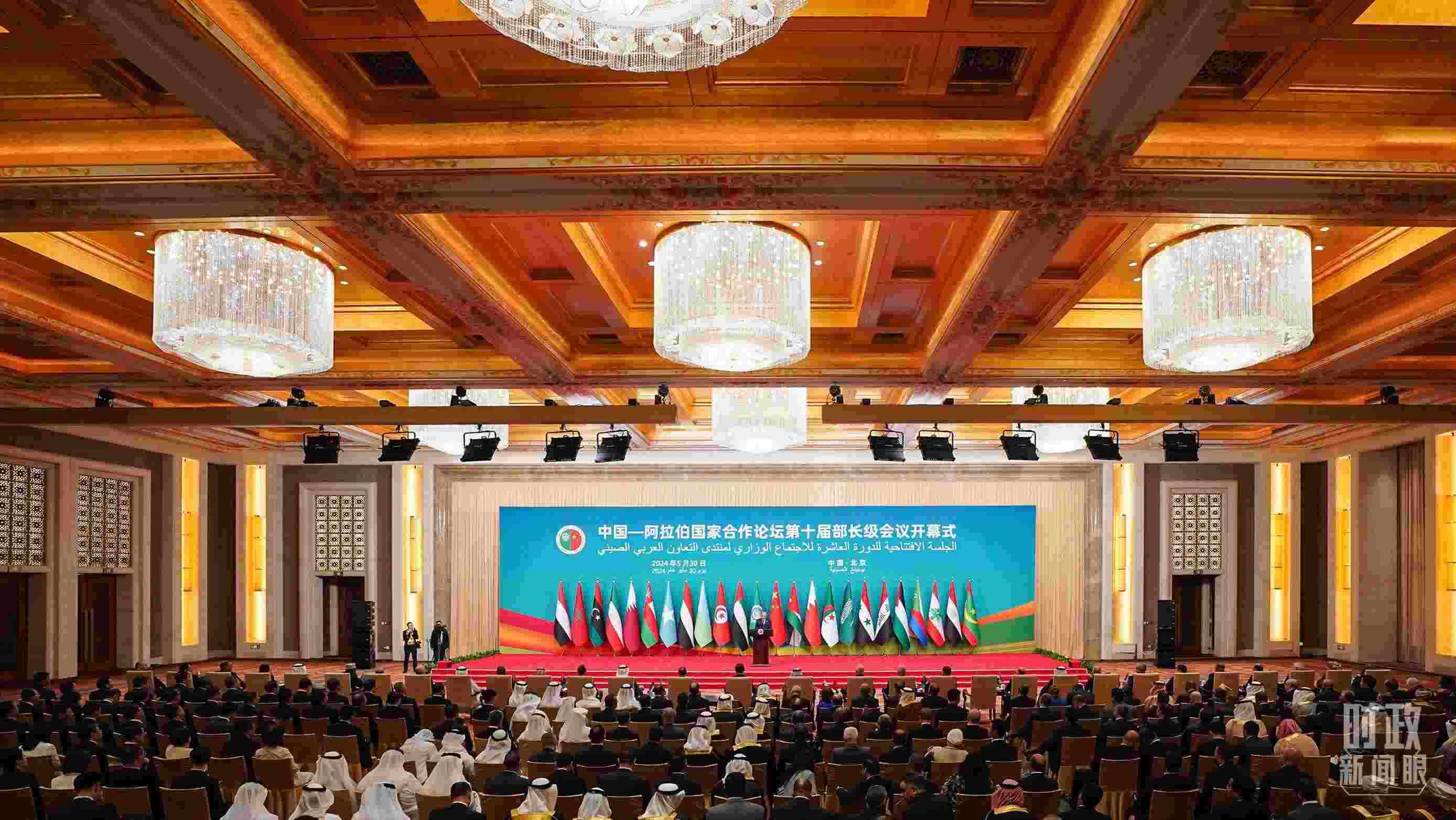 △5月30日開幕式現(xiàn)場，阿盟秘書長蓋特在致辭。（總臺國廣記者李晉拍攝）