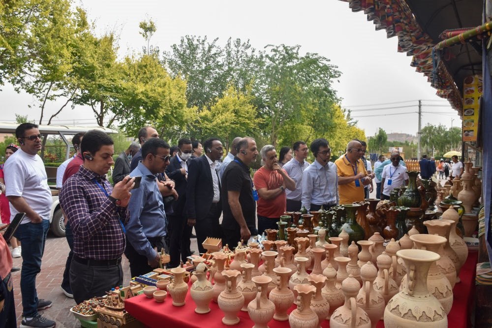 2023年5月31日，阿拉伯國家聯(lián)盟代表團一行在新疆喀什古城參觀訪問。新華社記者 高晗 攝