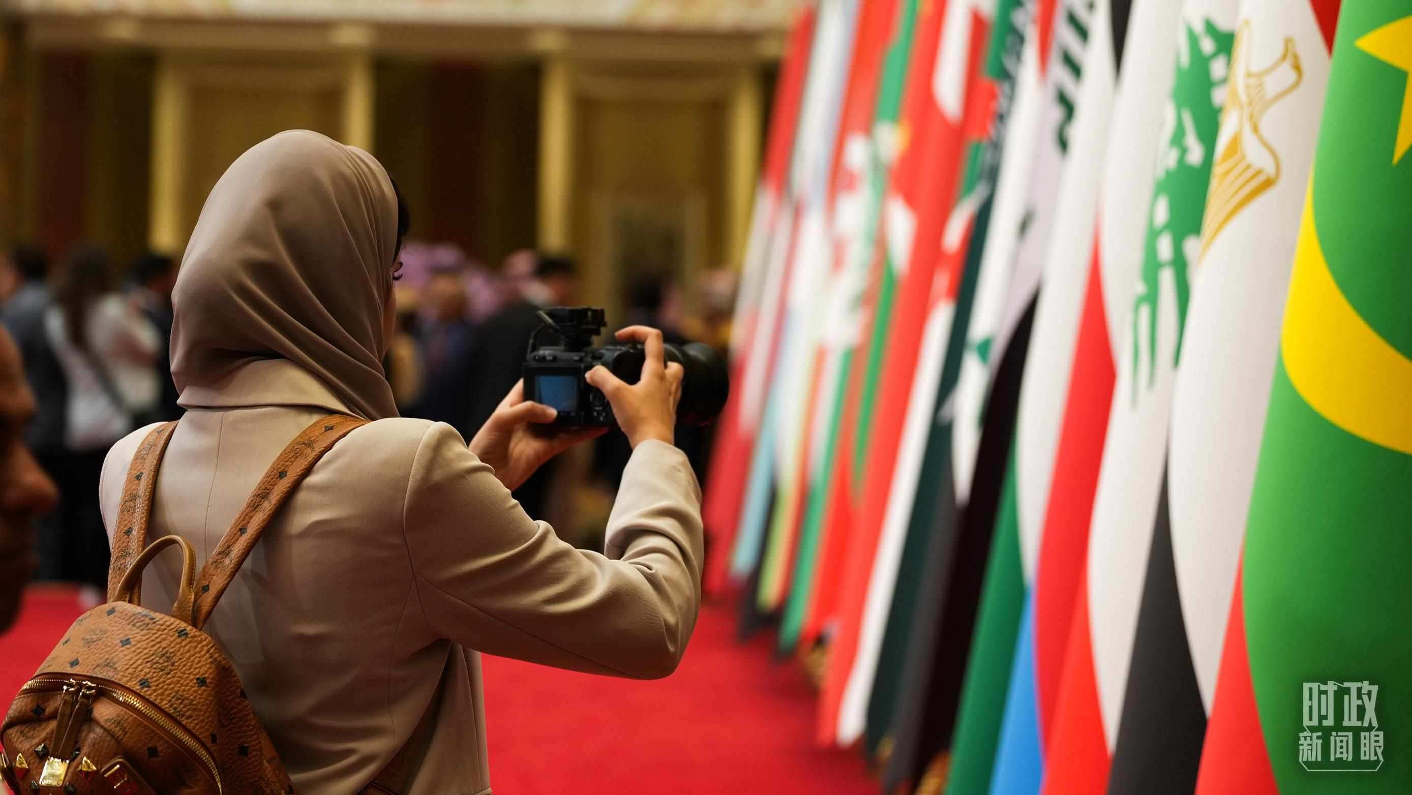 △外國媒體拍攝現(xiàn)場旗陣。（總臺國廣記者李晉拍攝）