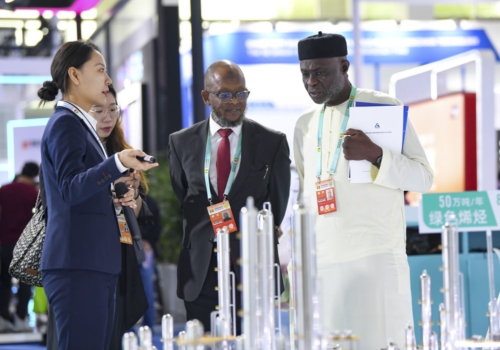 2023年9月22日，嘉賓在第六屆中阿博覽會上了解清潔能源項目。新華社記者 馮開華 攝