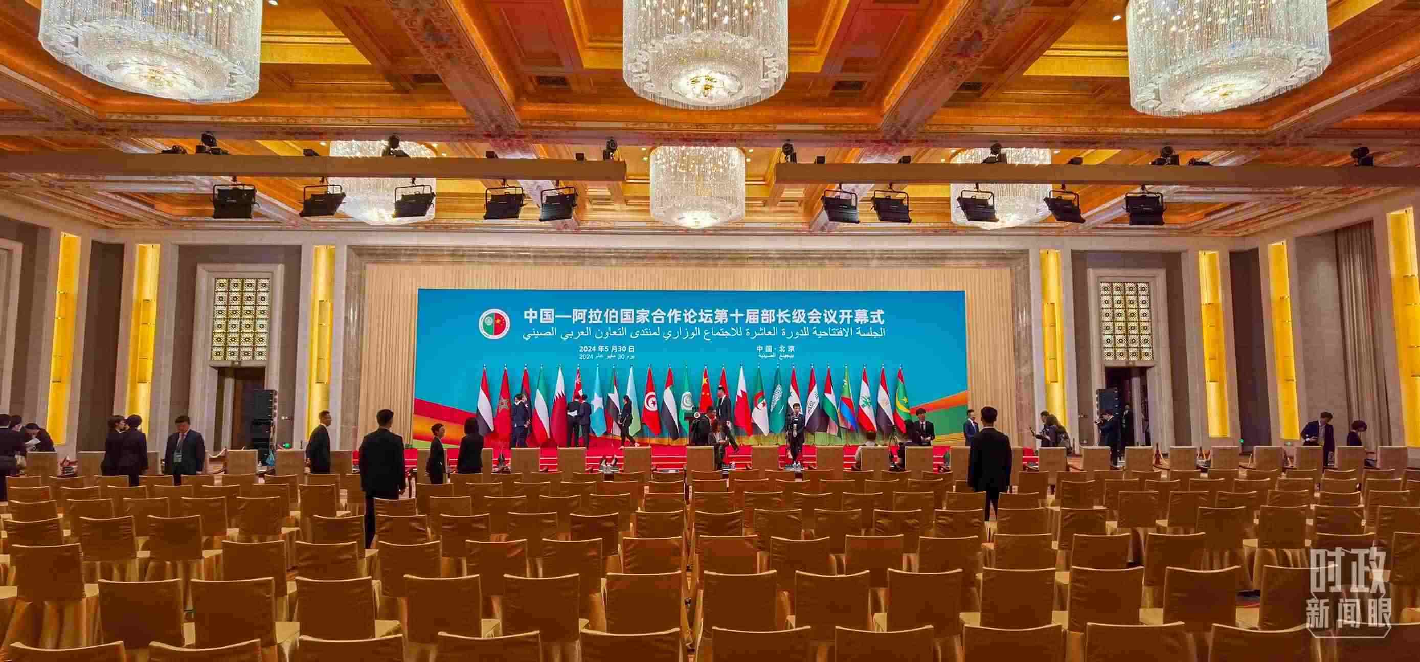 △會議開始前，現(xiàn)場正在進行各項準備工作。（總臺央視記者郭鴻拍攝）