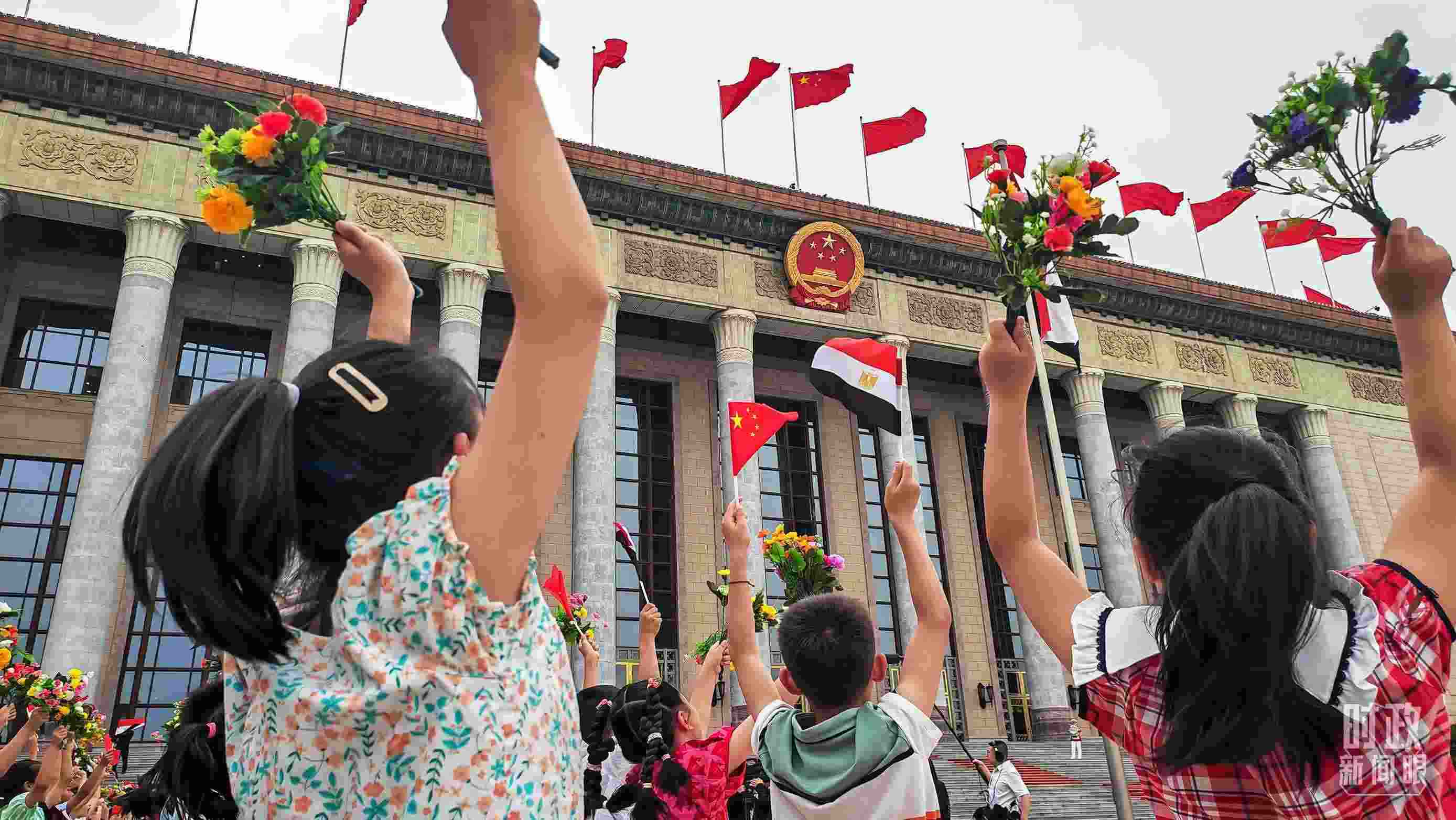 △5月29日下午，習近平主席舉行儀式歡迎埃及總統(tǒng)塞西訪華。圖為歡迎儀式現(xiàn)場的少年兒童。（總臺央視記者劉琦拍攝）