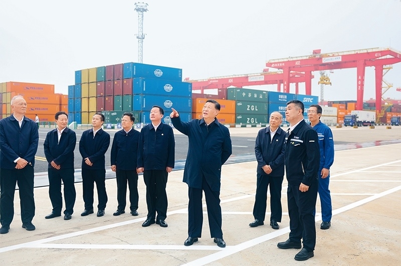 2024年5月22日至24日，中共中央總書記、國(guó)家主席、中央軍委主席習(xí)近平在山東考察。這是22日下午，習(xí)近平在日照港察看全自動(dòng)化集裝箱碼頭作業(yè)場(chǎng)景。 新華社記者 鞠鵬/攝