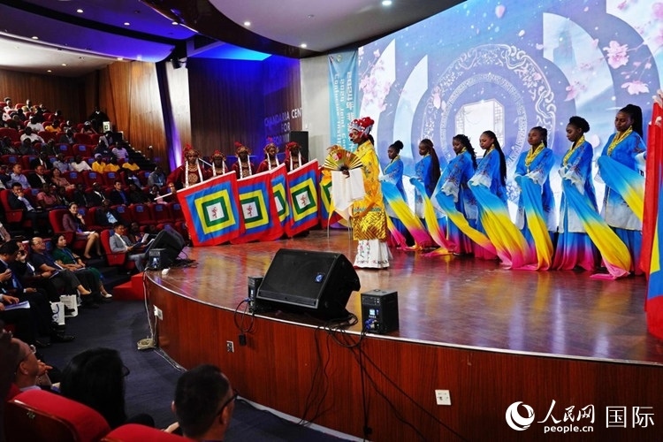 開幕式前，內(nèi)羅畢大學(xué)孔子學(xué)院學(xué)生進行文藝表演。人民網(wǎng)記者 黃煒鑫攝