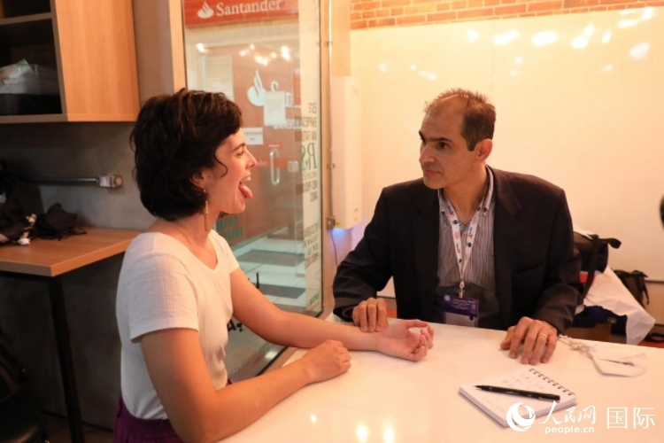 在巴西米納斯吉拉斯州首府貝洛奧里藏特開辦診所的中醫(yī)師保羅·貢扎爾韋斯，正在把脈并觀察舌苔。人民網(wǎng)記者 陳一鳴攝