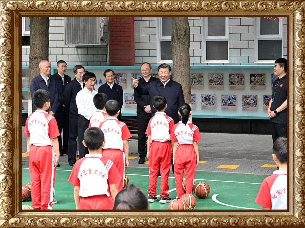 2023年5月31日上午，習(xí)近平總書記來到北京育英學(xué)?？赐繂枎熒?，在籃球場同正在上體育課的小學(xué)生們親切交流。習(xí)近平親切地說：“現(xiàn)在生活條件好了，孩子們不是要吃得胖胖的，而是要長得壯壯的、練得棒棒的?！? width=