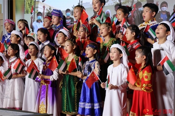 活動(dòng)上，身著中阿傳統(tǒng)服飾的孩子們共唱歌曲，表達(dá)對(duì)美好未來(lái)的向往。人民網(wǎng)記者 張志文攝