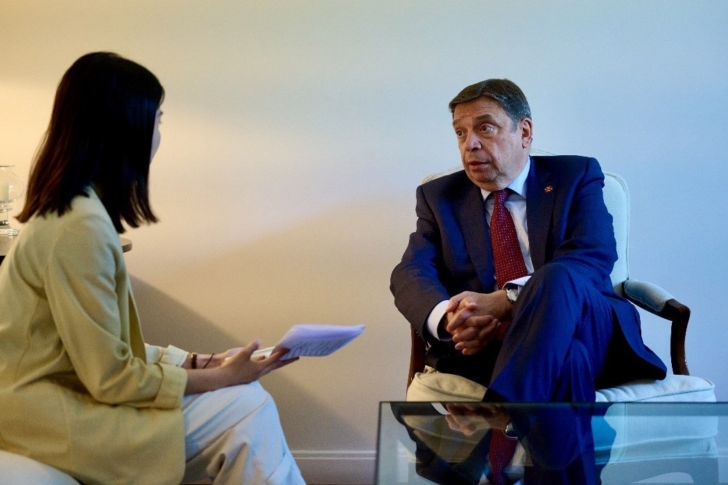 西班牙農(nóng)業(yè)、漁業(yè)和食品大臣普拉納斯接受人民網(wǎng)專訪。西班牙駐華大使館供圖