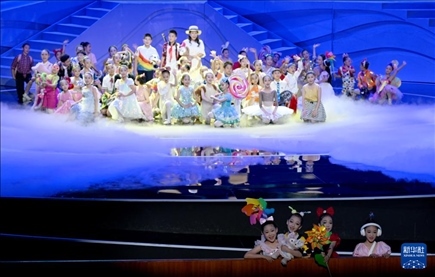 6月1日，演員在“我和祖國(guó)一起成長(zhǎng)”主題演出活動(dòng)中表演。新華社記者 金良快 攝