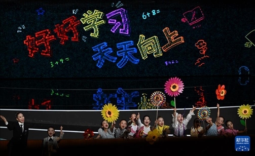 6月1日，演員在“我和祖國(guó)一起成長(zhǎng)”主題演出活動(dòng)中表演。新華社記者 金良快 攝