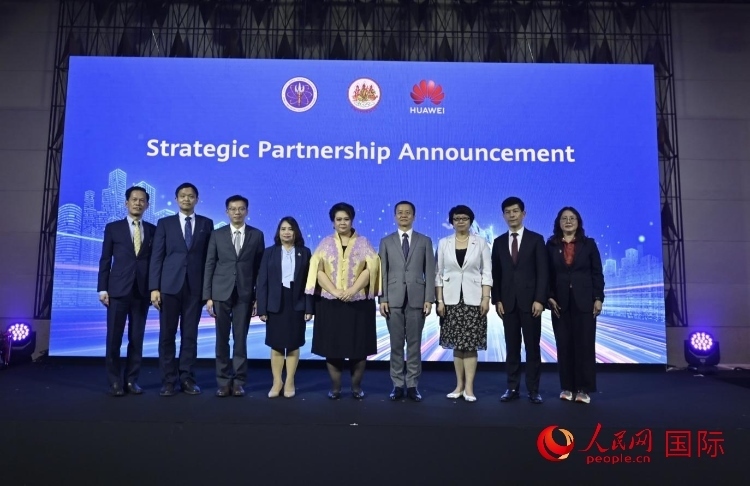 數(shù)字人才峰會(huì)現(xiàn)場(chǎng)。左五為泰國(guó)高等教育、科學(xué)、研究和創(chuàng)新部長(zhǎng)素巴瑪·伊沙拉帕迪，右三中國(guó)駐泰國(guó)大使館教育參贊許蘭，右四為華為泰國(guó)技術(shù)有限公司總經(jīng)理李雄偉。人民網(wǎng)記者 簡(jiǎn)承淵攝