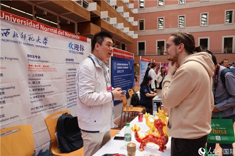 西班牙應(yīng)屆畢業(yè)生在展臺前咨詢。人民網(wǎng)記者 顏歡攝