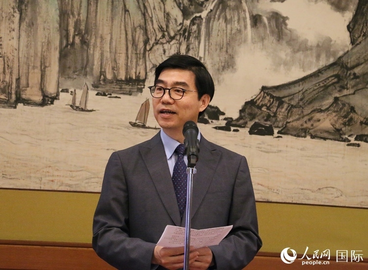 中國(guó)駐日本大使館施泳公使致辭。人民網(wǎng) 許可攝