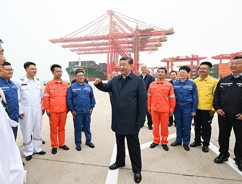 △2024年5月22日，習(xí)近平總書記在山東省日照港親切慰問港口科技工作者、運(yùn)營人員、航運(yùn)人員。