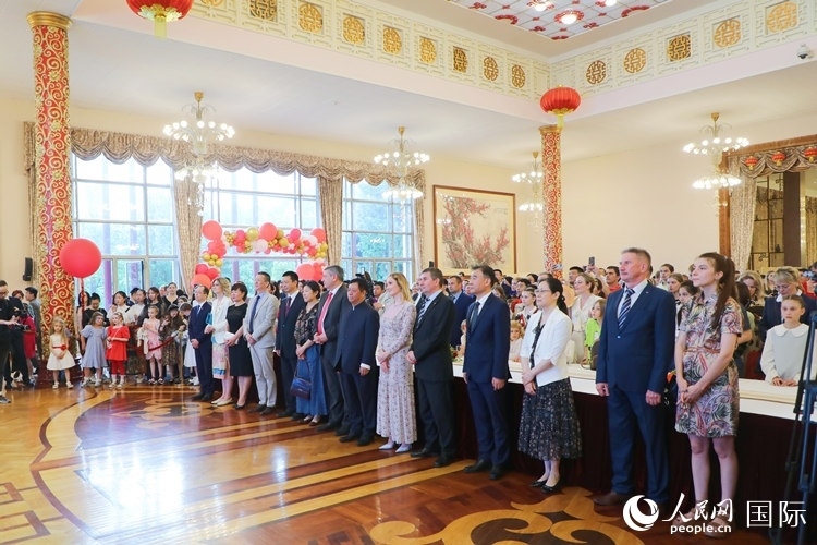 中國(guó)駐俄羅斯使館“六·一”兒童節(jié)大型招待會(huì)活動(dòng)現(xiàn)場(chǎng)。人民網(wǎng)記者 隋鑫攝