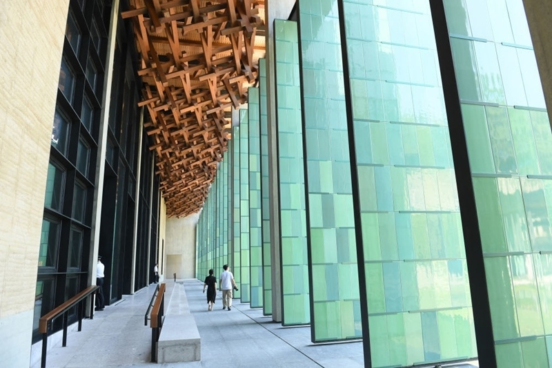 2022年7月23日，杭州國(guó)家版本館屋頂?shù)哪緲?gòu)和青瓷門扇相映成趣。