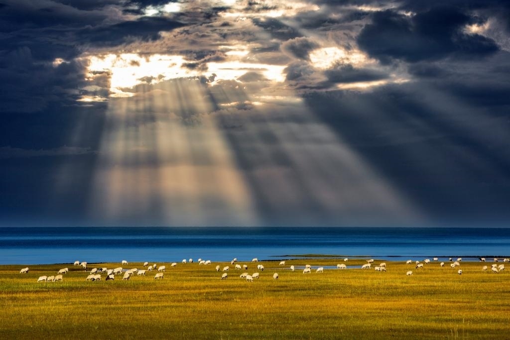 這是2022年9月21日在海北藏族自治州海晏縣拍攝的青海湖一角。（通聯(lián)照片 焦生福 攝）