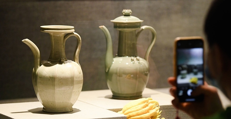 2021年9月14日，浙江省博物館，觀眾在拍攝北宋龍泉窯執(zhí)壺（左）和龍泉青瓷藝人劉杰制作的執(zhí)壺。