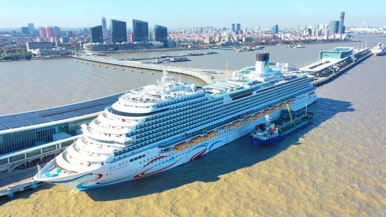 △2024年1月1日，國產(chǎn)首艘大型郵輪“愛達(dá)·魔都號”從上海吳淞口國際郵輪港開啟商業(yè)首航。