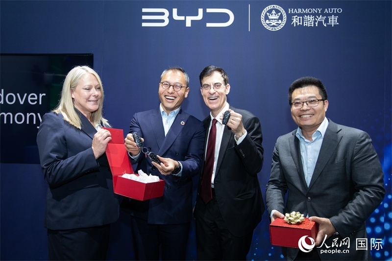 兩位英國消費者獲得新車鑰匙。人民網(wǎng)記者 許立群攝影